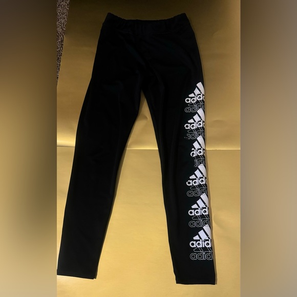 Super cute & comfortable Adidas girl leggings with logo embellishment - Picture 2 of 2